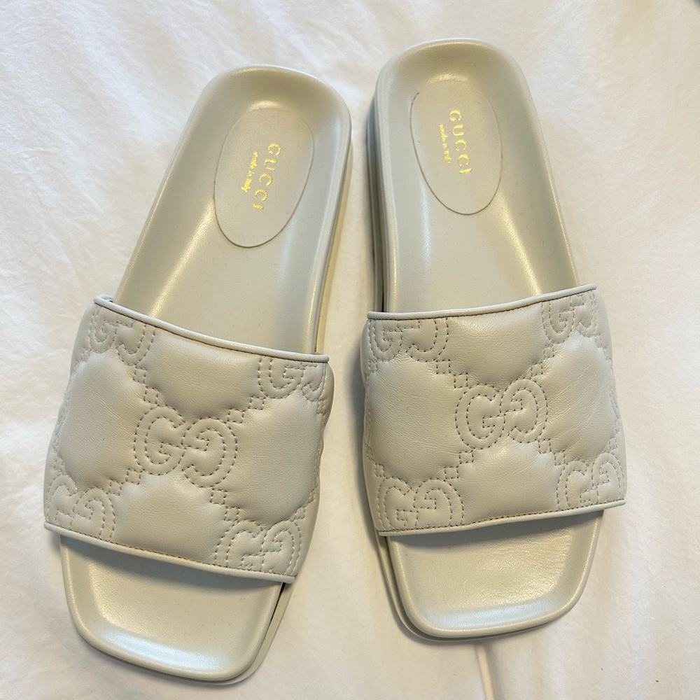 WOMEN'S GG MATELASSÉ SLIDE SANDAL IN WHITE 7.5